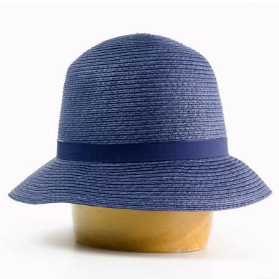 Dámský papírový klobouk zdobený rypsovou stuhou modrý